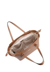 Bruine leren tote bag met twee handvatten, ritssluiting en een lichtgekleurde binnenkant met meerdere vakken en een gladde textuur.