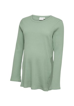 Top premamá de punto acanalado de manga larga en verde salvia claro con cuello redondo y dobladillo ligeramente acampanado.