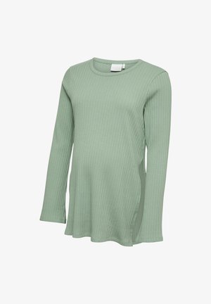 Top premamá de punto acanalado de manga larga en verde salvia claro con cuello redondo y dobladillo ligeramente acampanado.