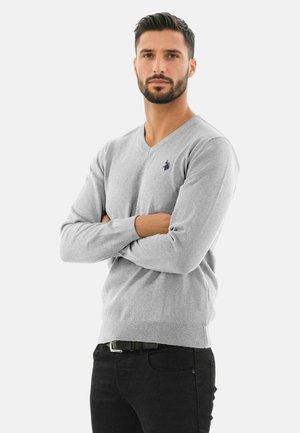 Grauer V-Ausschnitt-Pullover aus Strickmaterial mit langen Ärmeln, ausgestattet mit einem kleinen navyfarbenen Logo auf der linken Brust sowie gerippten Bündchen und Saum.