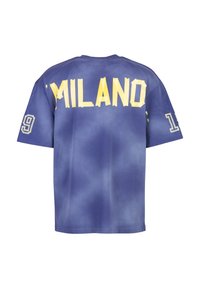 Blauw tie-dye oversized t-shirt, met "MILANO" in gele letters op de achterkant, met de nummers 9 en 19 op de mouwen. Zachte stoftextuur.