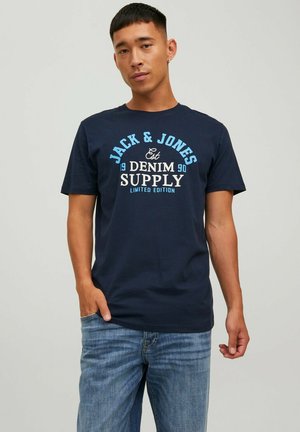 Navyblaue Baumwoll-T-Shirt mit kurzen Ärmeln, mit weißem und hellblauem grafischem Text "JACK & JONES DENIM SUPPLY" auf der Vorderseite.
