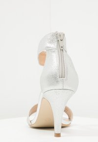 Pier One Sandaalit nilkkaremmillä - silver-coloured