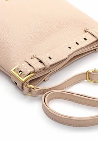 Roosa nahast risti kehakott kuldse tooniga riistvara, naeltega kaunistatud, tekstureeritud pinnaga ja eemaldatava rihmaga.