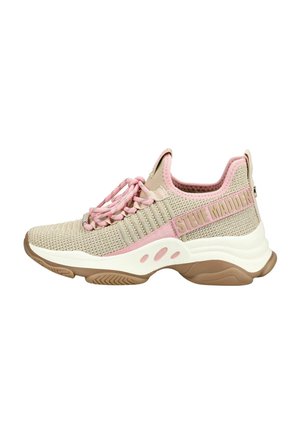 Beige en roze gebreide sneaker met dikke witte en bruine zool, roze veters en "Steve Madden"-branding op het zijpaneel.