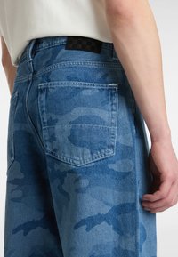 Vans CHECK-5 LOOSE CAMO PRINTED  - Vaqueros boyfriend - medium blue