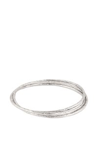 Armbänder aus Sterlingsilber mit drei ineinander verschlungenen, unregelmäßigen Bändern, die eine strukturierte Oberfläche und sichtbare Stempelgravuren aufweisen.