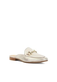 Metallisch gouden instaploafers met een gladde lederen textuur, voorzien van een decoratieve gouden gespaccent en een lage houten hak.