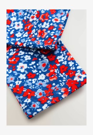 Mitmevärviline lilleline kangas sinise taustaga, millel on punased, valged ja helerohelised lilled. Pehme tekstuur ja puhtad, õmmeldud servad.