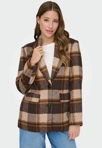 Blazer a cuadros marrón y beige con cuello muesca, botones frontales y dos bolsillos. La tela tiene una apariencia suave y texturizada.