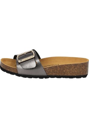 Schwarze und silberne Rutschsandale mit einer Korkmittelsohle, ausgestattet mit einem metallischen Riemen und einer rechteckigen Schnalle, strukturiertem Fußbett und Gummisohle.