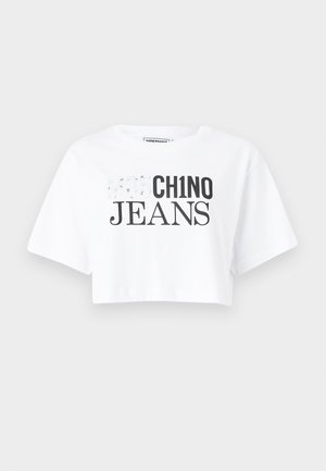Balta trumpa marškinėlių palaidinė su trumpomis rankovėmis, su drąsiu juodu tekstu "KO CH1NO JEANS" skirtingais šriftų stiliais ir dydžiais. Glotni medvilnės audinys.