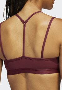 adidas Performance YOGA ESSENTIALS LIGHT-SUPPORT - Sutiã desportivo de suporte ligeiro - shadow red