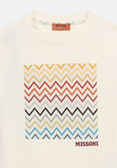 Λευκό t-shirt με στρογγυλή λαιμόκοψη που διαθέτει τετράγωνο με πολύχρωμο ζιγκ-ζαγκ μοτίβο και κείμενο "MISSONI" σε μαρόν στο κάτω δεξί μέρος.
