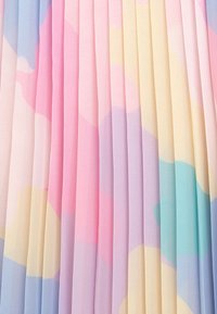 Faltenstoff mit einer weichen Textur in Pastellfarben, darunter Rosa, Gelb, Hellblau und Lila, mit abstrakten Mustern throughout.