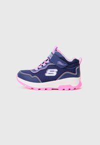 Sneakers mid-top de culoare bleumarin cu accente roz, având un superior din plasă, talpă din cauciuc și curea reglabilă cu detalii ale logo-ului.