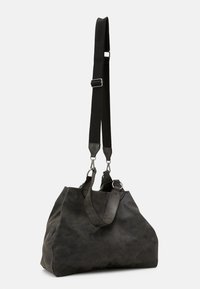 Černá kožená kabelka s měkkou strukturou, vybavená dvojitými uchy, odnímatelným popruhem a stříbrnými kovovými detaily.