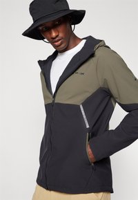Dunkelgraue und olivgrüne Zip-Jacke mit Kapuze; verfügt über Seitentaschen, eine glatte Textur und reflektierende Akzente. Lässiges Design.