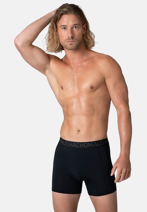 Juodi bokso šortai su storu, logotipą turinčiu elastingu juosmeniu. Pagaminti iš lygaus audinio, jie turi aptemptą siluetą ir vidutinio aukščio kirpimą.