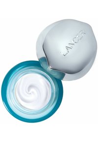 Silberner, ovaler Deckel mit dem eingeprägten Schriftzug "LANCER", der ein klares, blaues Glas mit gewirbelter, weißer Creme bedeckt, die sichtbare Textur aufweist, modernes Design.