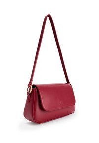 Rode leren schoudertas met flapsluiting, gouden hardware accenten en een gestructureerd silhouet. Soepele textuur en minimalistisch ontwerp.