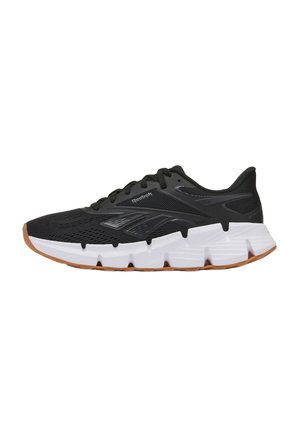 Schwarzer Reebok-Laufschuh aus Mesh mit dicker weißer Sohle und gummifarbenem Außensohlenprofil, niedrig geschnittenes Design und Schnürverschluss.