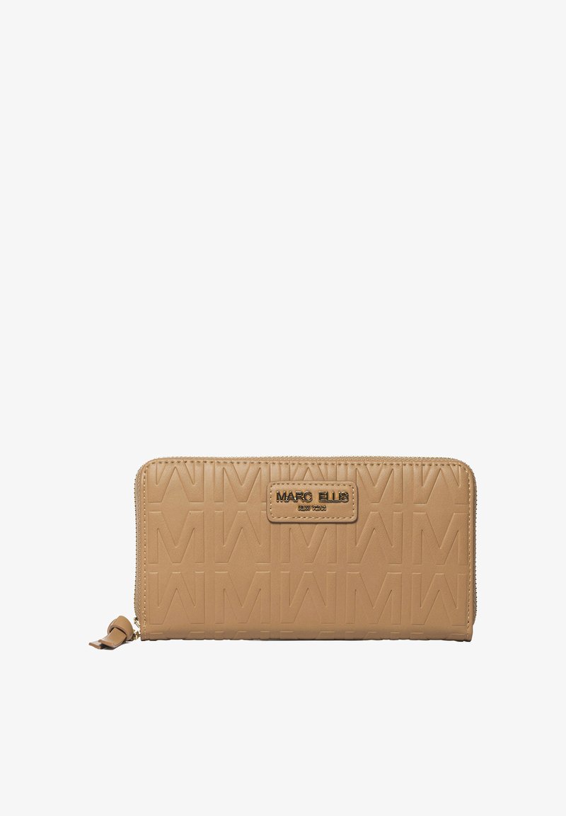 Portefeuille beige à fermeture éclair tout autour, embossé d'un motif répété de "M" et doté d'une étiquette de marque Marc Ellis New York à l'avant.