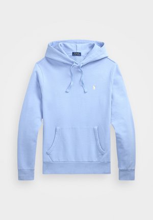 Sweatshirt azul claro com capuz, feito de algodão, apresentando um bolso canguru frontal e um pequeno logo bordado no peito. Textura suave.
