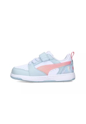 Sneaker azzurro chiaro e bianco con dettagli rosa, superiore sintetico, fascia in velcro, punta rotonda e suola in gomma testurizzata.