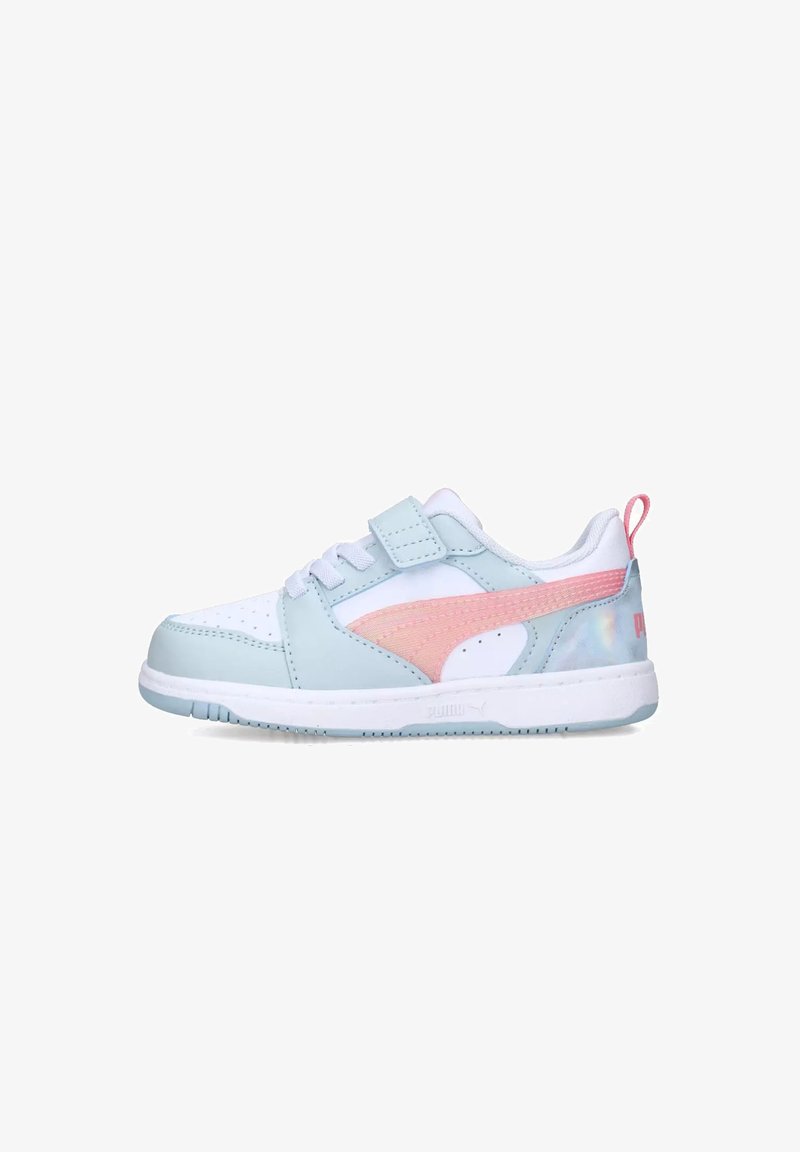 Sneaker azzurro chiaro e bianco con dettagli rosa, superiore sintetico, fascia in velcro, punta rotonda e suola in gomma testurizzata.