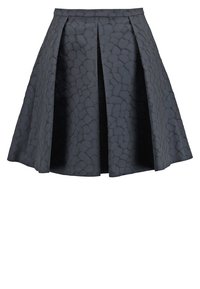 Svart kjol med texturerat mönster, utsvängd form och veck. Tillverkad av ett strukturerat tyg med en slät yta.