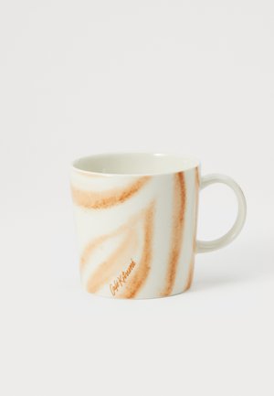 Keramische mok met een witte basis en een oranje gedraaide patroon. Heeft een afgeronde vorm en een stevige handgreep, met "Café Ktummi" gedrukt in oranje.