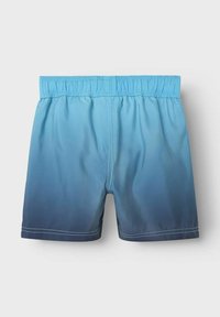 Pantaloni da bagno blu corti con un design ombre, che transita da blu chiaro nella parte superiore a blu scuro all'orlo. Vita elastica, senza tasche.