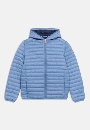 Hellblaue gesteppte Jacke mit Kapuze, durchgehendem Reißverschluss, elastischen Bündchen und Taschen vor einem schlichten weißen Hintergrund.