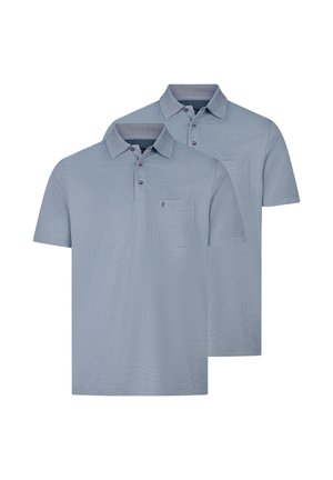 Due polo in tessuto leggero azzurro, a maniche corte, con motivo sottile e testurizzato, abbottonatura a tre bottoni e taschino sul petto, mostrati su sfondo bianco.