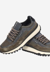 Baskets marron et grises en matériaux mixtes, avec dessus texturé, lacets ronds, et une semelle intermédiaire blanche épaisse avec une semelle extérieure noire.