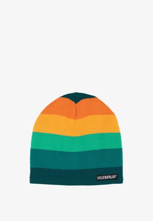 Gestrickte Mütze in orange, gelben, grünen und dunkelgrünen Streifen; weiche Textur; mit einem schwarzen "VILLERVALLA"-Label am unteren Rand.