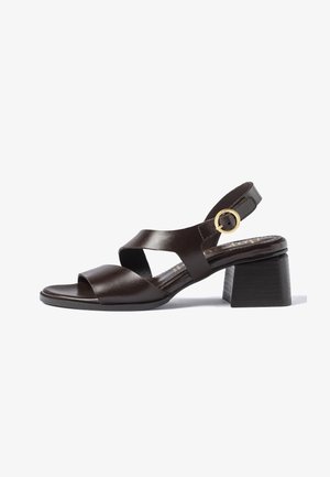 Sandalo donna in pelle marrone scuro con punta aperta, tacco a blocco, cinturino laterale con fibbia e design incrociato sulla parte superiore del piede.