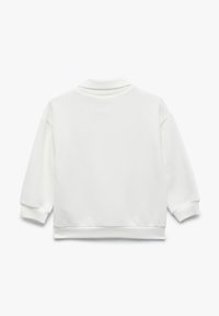 Biała bluza z wysokim kołnierzem, długimi rękawami raglanowymi, ściągaczami na rękawach i skróconym dołem. Gładka tekstura, minimalistyczny design, brak widocznych wzorów.
