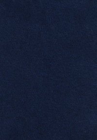 Materiał w kolorze granatowym o gładkiej fakturze, z wyraźnym, jednolitym wzorem dzianiny. Brak widocznych wzorów, nadruków lub akcentów.