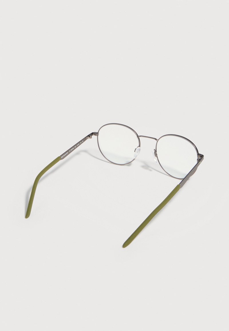 Runde Metallbrillen mit klaren Gläsern und olivgrünen Bügelenden vor weißem Hintergrund.