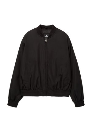 Jachetă bomber neagră cu guler rotund, închidere cu fermoar pe toată lungimea, buzunare laterale, manșete elastice și tiv elastic. Fabricată dintr-un material neted și ușor.