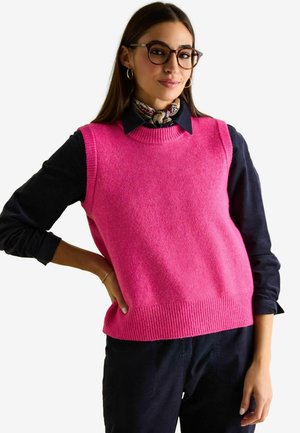 Fuchsia ärmelloser Pullover mit rundem Halsausschnitt und geripptem Saum, über einem dunklen Hemd mit Kragen getragen; glatte Textur und weiche Oberfläche.