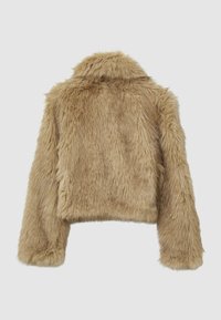 Kunstpelzjacke in Hellbraun, mit Kragen, langen Ärmeln und einem kurz geschnittenen Design mit weicher, strukturierter Oberfläche. Keine sichtbaren Verschlüsse.