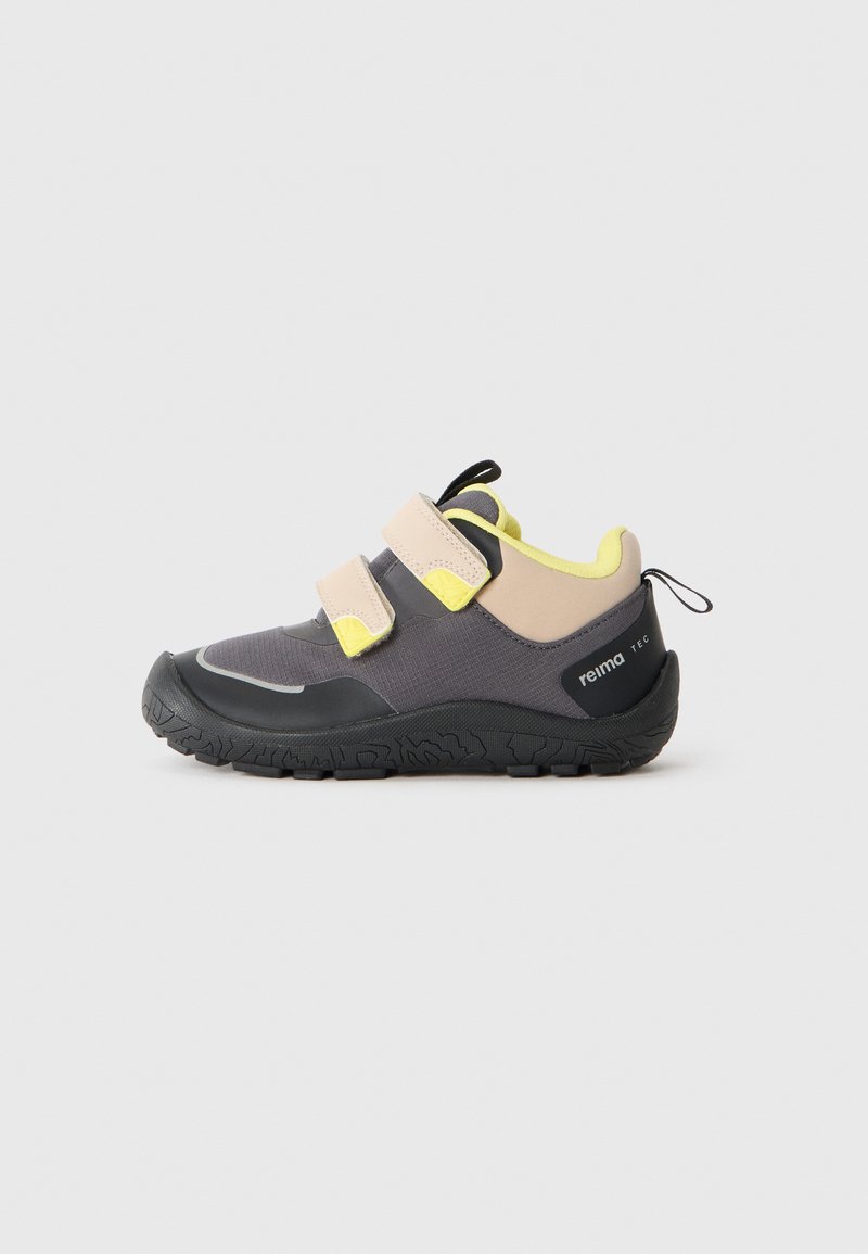 Chaussure d'extérieur pour enfants en gris et beige avec semelle noire, doublure intérieure jaune, deux bandes Velcro beiges et une languette noire au talon.