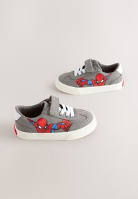 Baskets en toile grises avec un motif Spider-Man rouge et bleu, des lacets blancs et un accent au talon blanc et rouge.