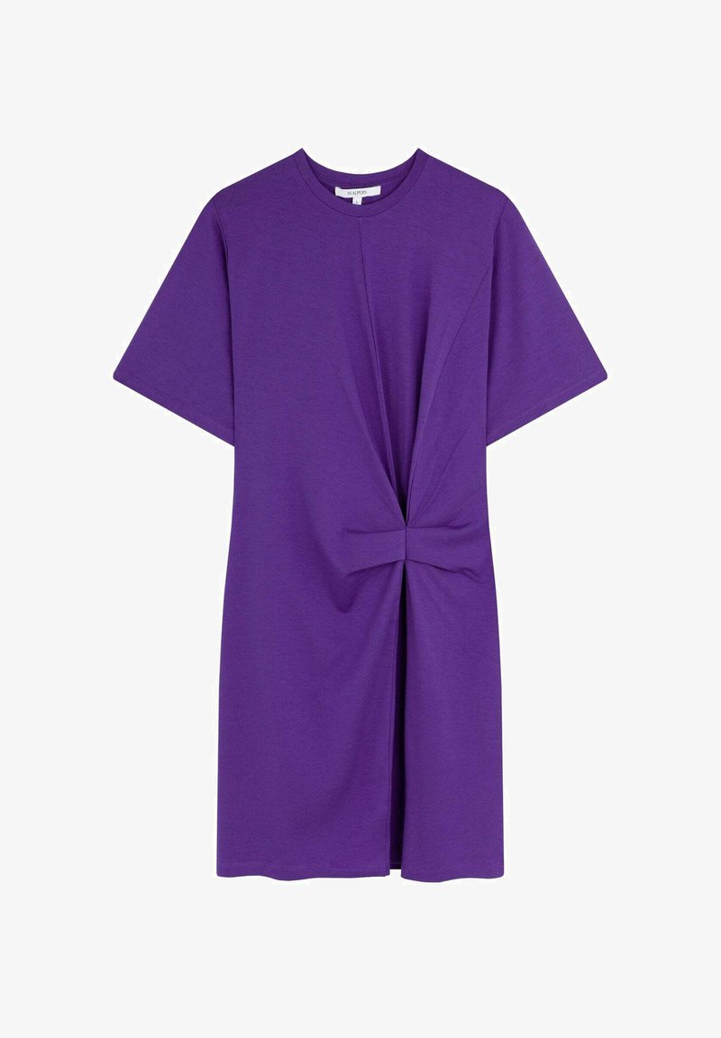 Fioletowa sukienka w koszulowym stylu z krótkimi rękawami, z węzłem na wysokości talii i luźnym krojem, wykonana z miękkiej, gładkiej tkaniny.