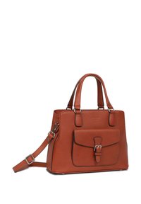 Brązowa skórzana torebka na ramię z dwoma uchwytami, odczepianym paskiem, przednią kieszenią z klapką i zapięciem na klamrę, teksturowana powierzchnia, prostokątny kształt.