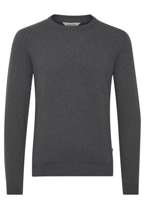 Sivý pletený sveter s okrúhlym výstrihom, dlhými rukávmi a rebrovanými manžetami a spodným lemom. Vyrobený z mäkkého materiálu s hladkou textúrou.