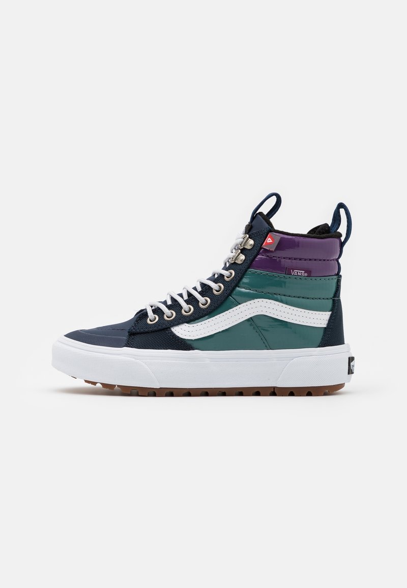 Höga sneakers med marinblå, grön och lila paneler, vita accenter, metallöglor och en strukturerad gummiklos.